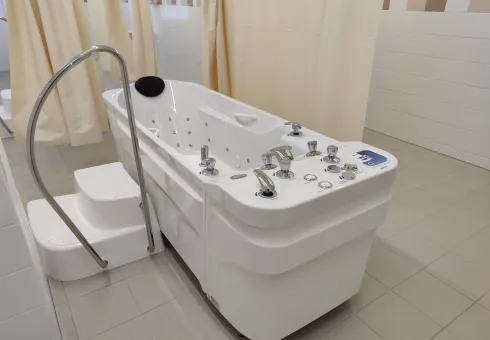 Darem jsme získali celotělovou vanu a motodlahu ramenního kloubu