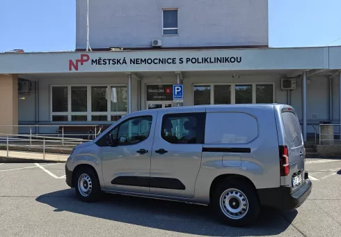 NAŠE NEMOCNICE MÁ NOVÝ ELEKTROMOBIL