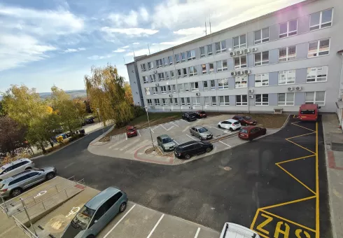PARKOVIŠTĚ MEZI PAVILONY A1 A B JE DOKOČENO