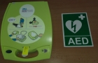 Zakoupili jsme nový AED (automatický elektrický defibrilátor) přístroj